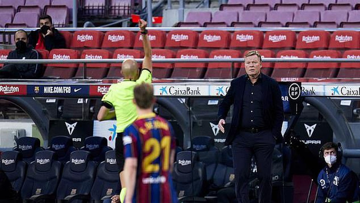 Momen Koeman diganjar kartu merah saat melawan Granada. Foto: Pedro Salado/Quality Sport Images/Getty Images