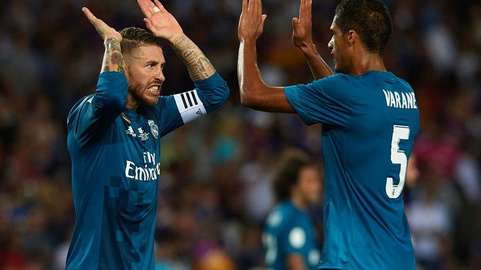 LEGANES, SPAIN - FEBRUARY 21: Sergio Ramos of Real Madrid celebrates with Rafael Varane after scoring his teamÕs third goal from the penalty spot during the La Liga match between Leganes and Real Madrid at Estadio Municipal de Butarque on February 21, 2018 in Leganes, Spain. (Photo by Denis Doyle/Getty Images )