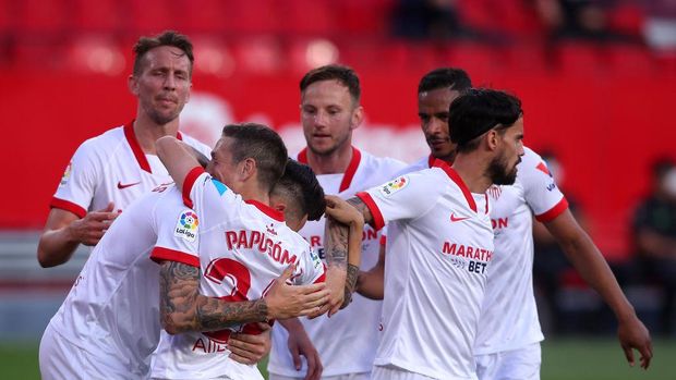 SEVILLE, SPAIN - APRIL 25: Lucas Ocampos of Sevilla FC celebrates after scoring their team's second goal with Alejandro Gomez  during the La Liga Santander match between Sevilla FC and Granada CF at Estadio Ramon Sanchez Pizjuan on April 25, 2021 in Seville, Spain. Sporting stadiums around Spain remain under strict restrictions due to the Coronavirus Pandemic as Government social distancing laws prohibit fans inside venues resulting in games being played behind closed doors. (Photo by Fran Santiago/Getty Images)