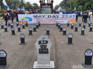 May Day 2021, Massa Buruh Bawa Nisan Bertulis RIP UU Cipta Kerja