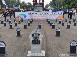 May Day 2021, Massa Buruh Bawa Nisan Bertulis RIP UU Cipta Kerja