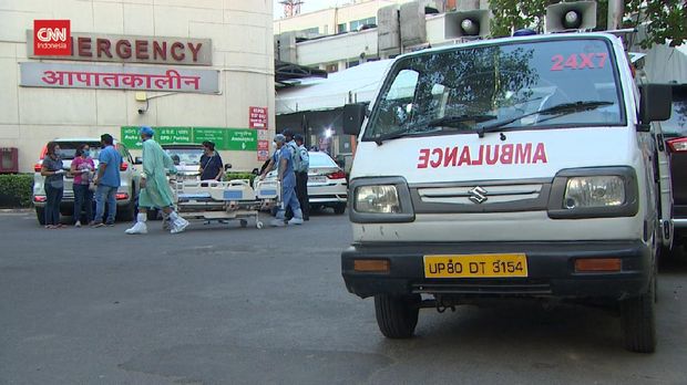 India telah menambahkan sekitar 7,7 juta kasus infeksi virus corona sejak akhir Februari.Gelombang Covid-19 kedua di India ini telah menyumbang lebih dari 40 persen kasus baru di dunia.Saat ini, pasien Covid-19 di sana masih membanjiri rumah sakit dan krematorium.India juga gagal memulai program vaksinasi Covid-19 pada masyarakat umum akibat lonjakan kasus mendadak.Sejauh ini, baru pekerja garis depan seperti staf medis, lansia, dan kelompok rentan yang diberikan suntik vaksin AstraZeneca atau Covaxin buatan Bharat Biotech.Lonjakan kasus Covid-19 di India diduga terjadi karena lemahnya pengawasan protokol kesehatan dan kebiasaan masyarakat.Pasalnya, kasus diketahui meningkat setelah serangkaian festival Kumbh Mela, salah satu peristiwa peribadatan terbesar di India.Pada perayaan agama tersebut, ratusan umat Hindu berkumpul untuk mandi di Sungai Gangga tanpa menggunakan masker, dan tidak mematuhi protokol menjaga jarak.