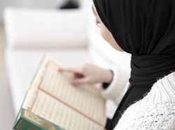 Сколько женщин в коране. Намаз. Девушка читает Коран. Quran women. Women in Quran.