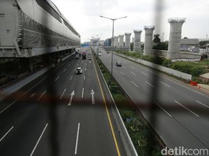 Viral Pria Diduga Gangguan Emosional Rebahan di Tol Japek, Sudah Dievakuasi