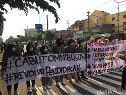 Peringati Hari Pendidikan, Massa Gelar Aksi Seminar Jalanan di Yogya