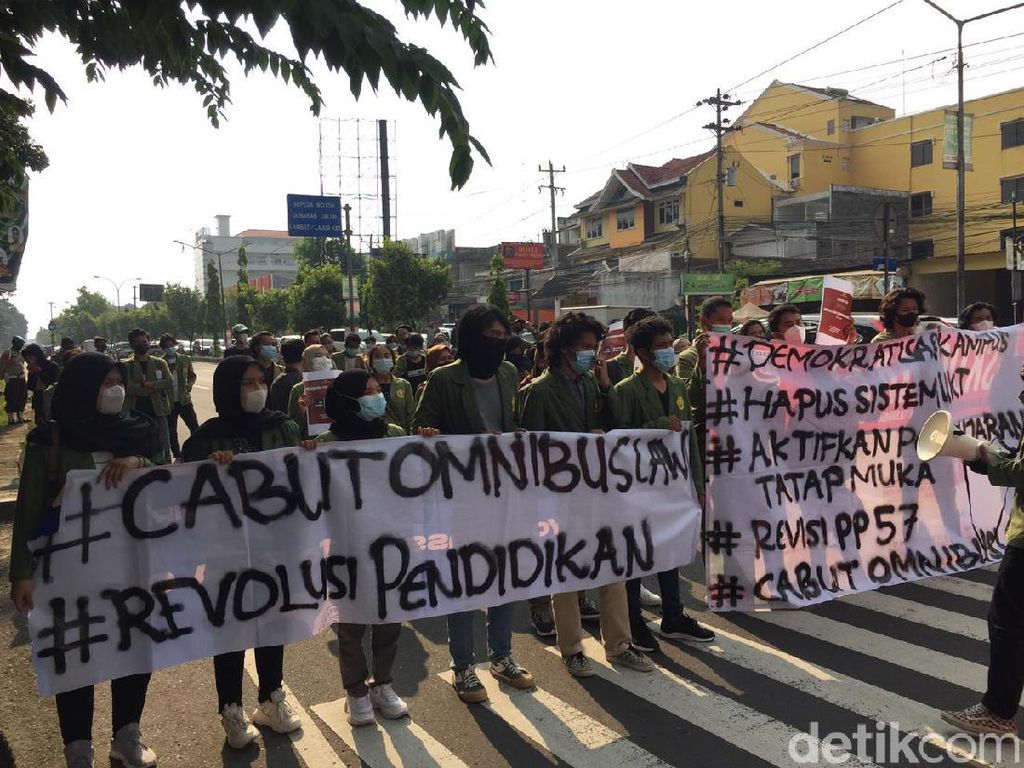 Peringati Hari Pendidikan, Massa Gelar Aksi Seminar Jalanan di Yogya Peringati Hari Pendidikan, Massa Gelar Aksi Seminar Jalanan di Yogya
