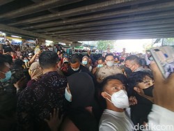 Kerumunan Warga Dikala Anies-Kapolda-Pangdam Cek Tanah Abang