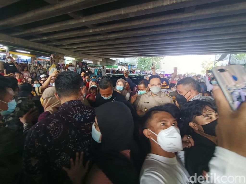 Anies Diserbu Emak-emak Minta Selfie di Tanah Abang Anies Diserbu Emak-emak Minta Selfie di Tanah Abang