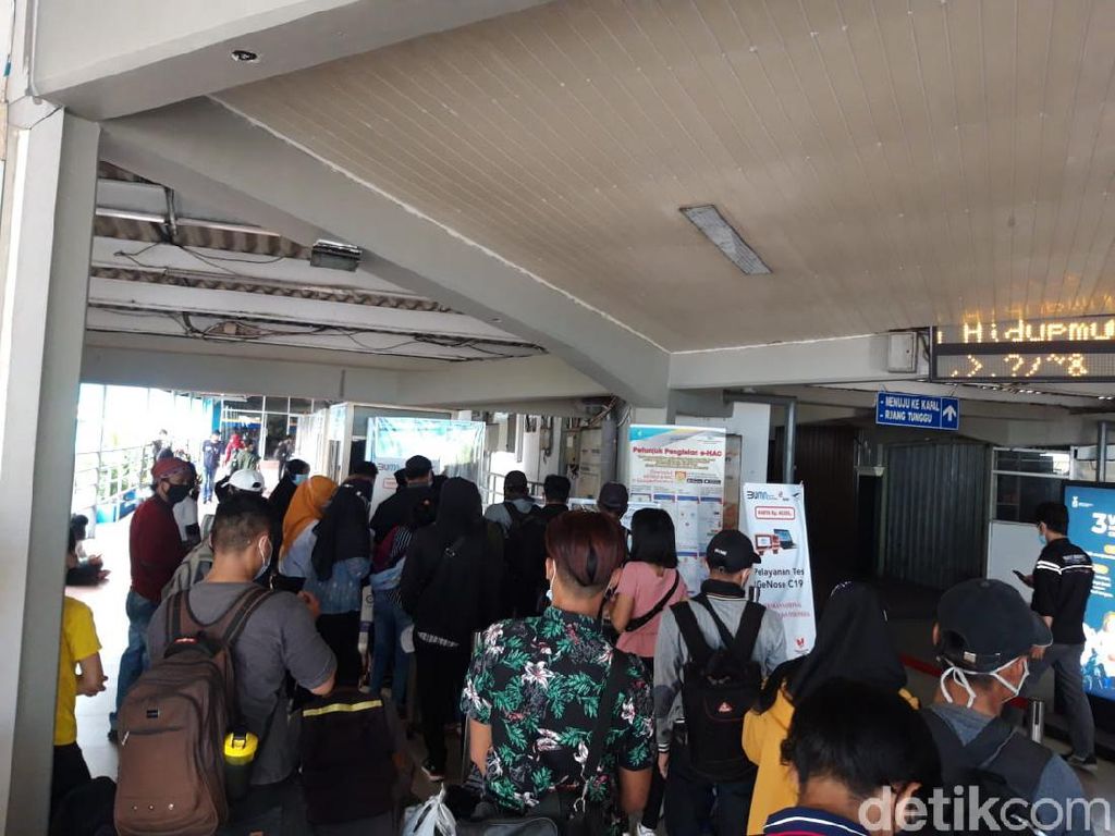 Regulator Pelabuhan Merak Sempat Kerepotan Cek Surat Bebas COVID Regulator Pelabuhan Merak Sempat Kerepotan Cek Surat Bebas COVID