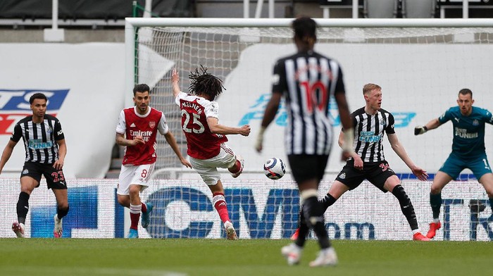 NEWCASTLE UPON TYNE, ENGLAND - MAY 02: Mohamed Elneny of Arsenal scores their sides first goal during the Premier League match between Newcastle United and Arsenal at St. James Park on May 02, 2021 in Newcastle upon Tyne, England. Sporting stadiums around the UK remain under strict restrictions due to the Coronavirus Pandemic as Government social distancing laws prohibit fans inside venues resulting in games being played behind closed doors. (Photo by Lee Smith - Pool/Getty Images)