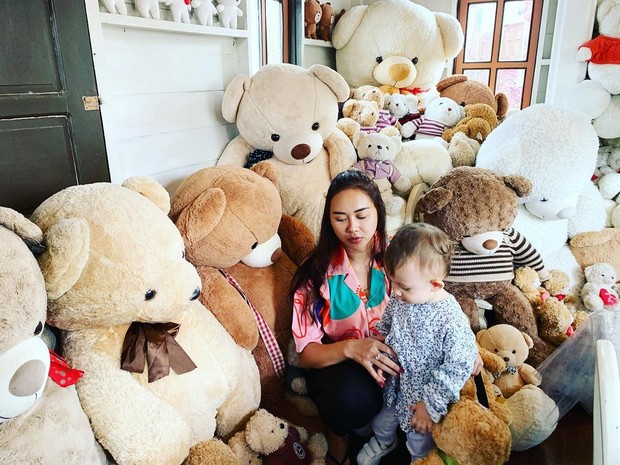 Aura Kasih bermain boneka bersama putri kecilnya/instagram.com/aurakasih