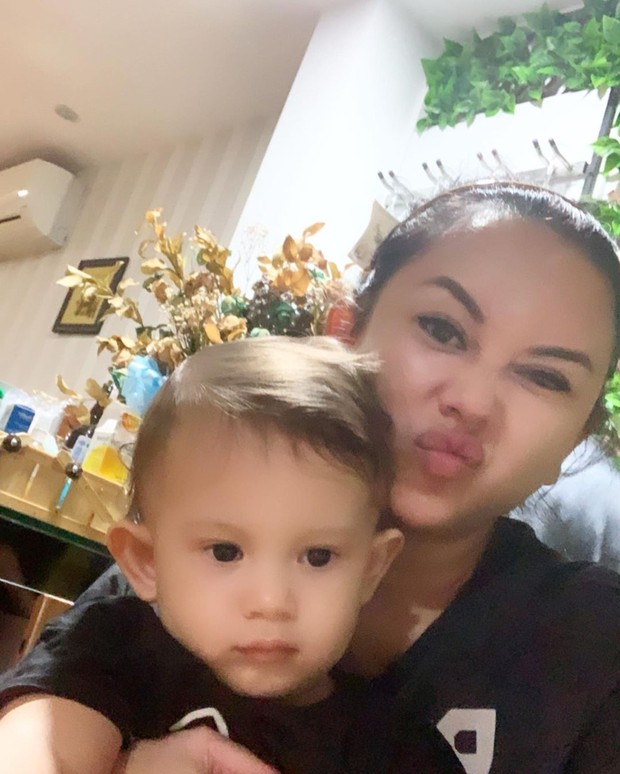 Aura Kasih selfie bersama buah hatinya/instagram.com/aurakasih
