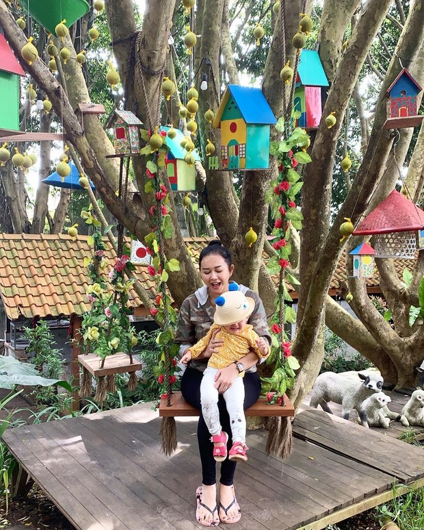 Aura Kasih berwisata bersama Arabelle/instagram.com/aurakasih