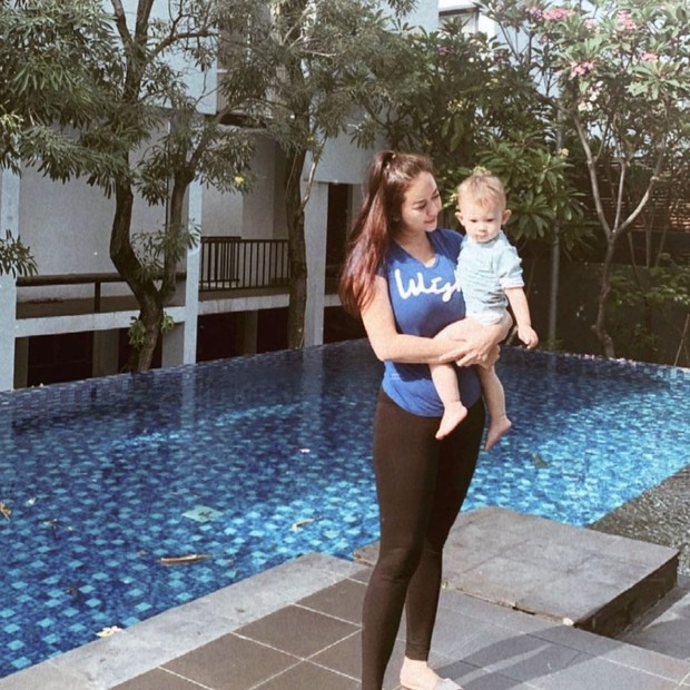 Aura Kasih berpose dekat kolam renang bersama Arabelle/instagram.com/aurakasih