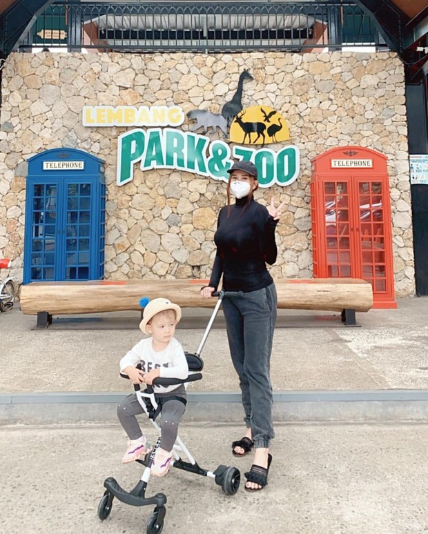Aura Kasih dan Arabelle mengunjungi kebun binatang/instagram.com/aurakasih