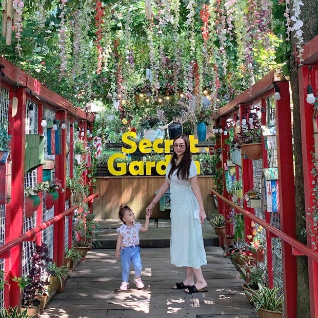 Aura Kasih berfoto bersama di taman/instagram.com/aurakasih