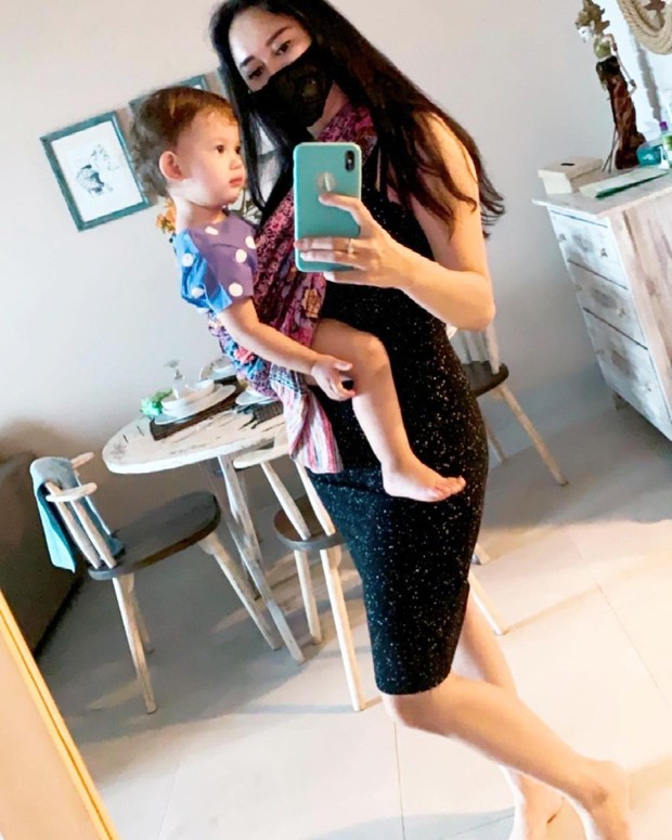 Aura Kasih mirror selfie bersama putri kecilnya/instagram.com/aurakasih