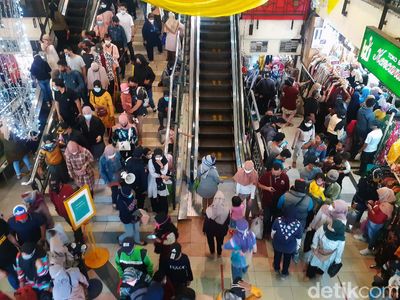 Berburu Baju Lebaran, Warga Berjubel di Pasar Baru Bandung
