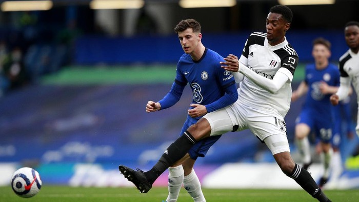 LONDON, ENGLAND - MAY 01: Mason Mount of Chelsea is challenged by Tosin Adarabioyo of Fulham during the Premier League match between Chelsea and Fulham at Stamford Bridge on May 01, 2021 in London, England. Sporting stadiums around the UK remain under strict restrictions due to the Coronavirus Pandemic as Government social distancing laws prohibit fans inside venues resulting in games being played behind closed doors. (Photo by Ian Walton - Pool/Getty Images)