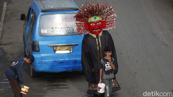 Dilarang di DKI, Ondel-ondel Melipir ke Perbatasan