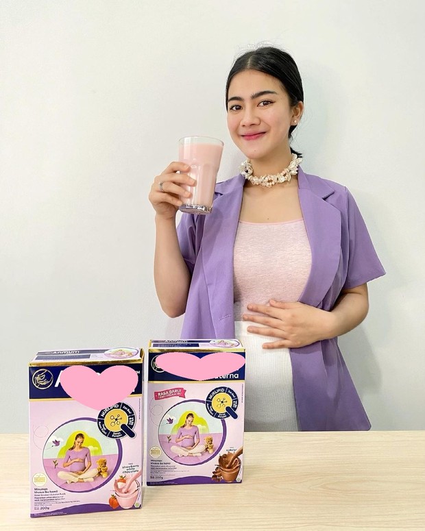Felicya Angelista meminum susu kehamilan/instagram.com/felicyangelista_