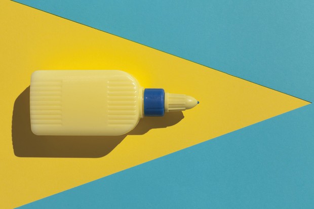 Angkat komedo dengan lem.