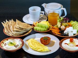 Batalkah Puasa jika Ada Sisa Makanan di Gigi dan Tertelan?