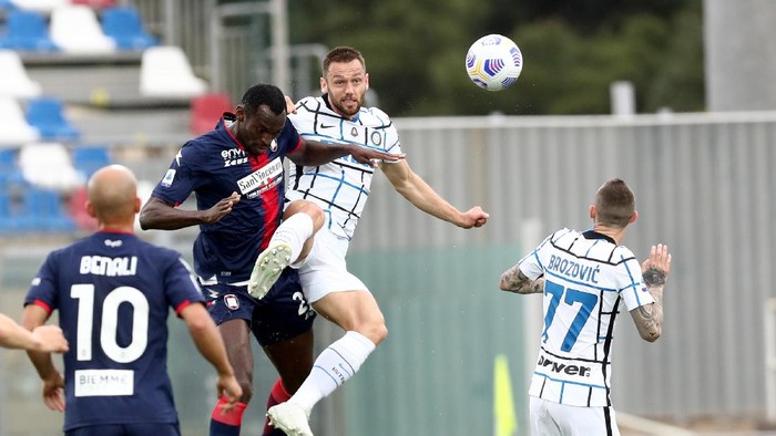 CROTONE, ITALY - MAY 01: Stefan De Vrij of Inter competes for the ball in air with Nwnakwo Simy of Crotone during the Serie A match between FC Crotone and FC Internazionale at Stadio Comunale Ezio Scida on May 01, 2021 in Crotone, Italy. Sporting stadiums around Italy remain under strict restrictions due to the Coronavirus Pandemic as Government social distancing laws prohibit fans inside venues resulting in games being played behind closed doors.  (Photo by Maurizio Lagana/Getty Images)