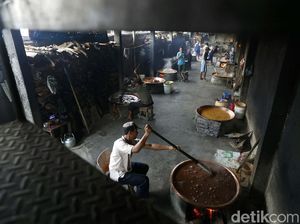 Jelang Lebaran, Pesanan Dodol Betawi Kembali Manis Jelang Lebaran, Pesanan Dodol Betawi Kembali Manis