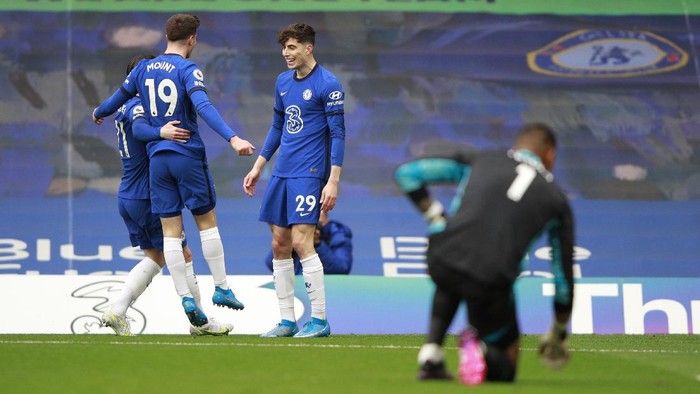 Chelseas Kai Havertz, center, celebrates with teammates after scoring his sides opening goal during the English Premier League soccer match between Chelsea and Fulham at Stamford Bridge Stadium in London, Saturday, May 1, 2021. (AP Photo/Ian Walton, Pool)