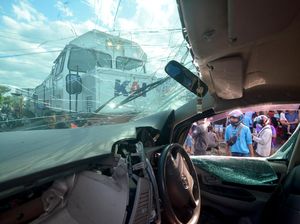 Bruk! Kereta Tabrak Mobil di Padang