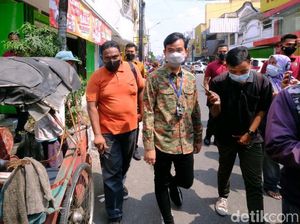 Momen Gibran Keliling Pertokoan, Kembalikan Uang Pungli Zakat Momen Gibran Keliling Pertokoan, Kembalikan Uang Pungli Zakat