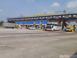 Lensa Drone: Antrean Kendaraan di Gerbang Tol Cikampek Utama