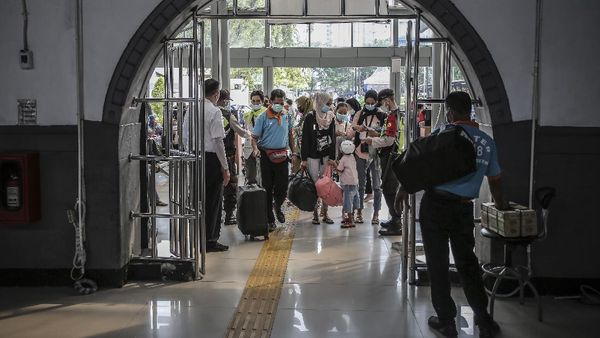 Lonjakan Penumpang di Stasiun Pasar Senen