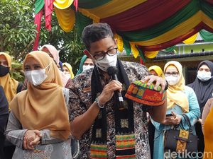Kunjungi Desa Dayah Daboh, Sandiaga Beli Peci Khas Aceh Mekeutop