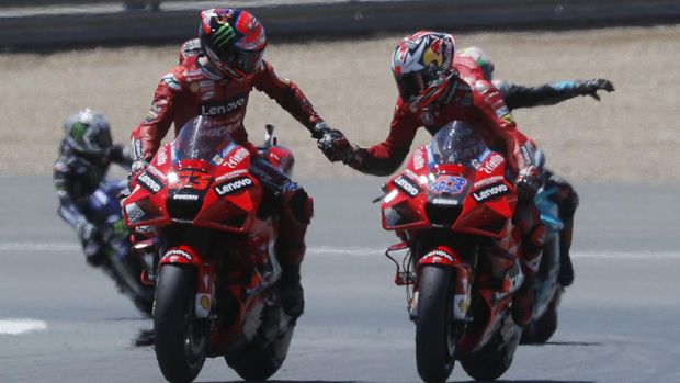MotoGP Spanyol 2021 MotoGP - Spanish Grand Prix - Circuito de Jerez, Jerez, Spain - May 2, 2021 Ducati Lenovo Team's Jack Miller celebrates after winning the motoGP race with Ducati Lenovo Team's Francesco Bagnaia REUTERS/Jon Nazca