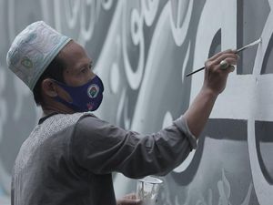 Kampung ini Menyebarkan Agama Islam Lewat Mural Kaligrafi Kampung ini Menyebarkan Agama Islam Lewat Mural Kaligrafi