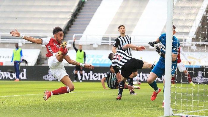 NEWCASTLE UPON TYNE, ENGLAND - MAY 02: Pierre-Emerick Aubameyang of Arsenal scores their sides second goal during the Premier League match between Newcastle United and Arsenal at St. James Park on May 02, 2021 in Newcastle upon Tyne, England. Sporting stadiums around the UK remain under strict restrictions due to the Coronavirus Pandemic as Government social distancing laws prohibit fans inside venues resulting in games being played behind closed doors. (Photo by Lindsey Parnaby - Pool/Getty Images)