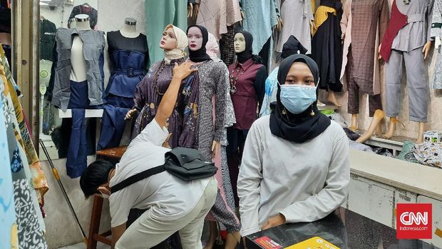 Nurhayati (24), penjaga kios di tanah abang Nurhayati (24), penjaga kios pakaian muslimah di Blok B Pasar Tanah Abang