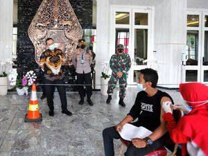 Buruh di Semarang Terima Vaksin-Paket Sembako di Peringatan Hari Buruh