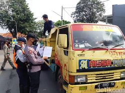 Coba Kelabui Petugas, Pemudik Asal Jakarta Tumpangi Truk ke Kuningan