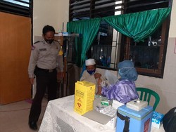 Kawal Vaksinasi, Polsek Lingsar Antar Jemput Lansia ke Poskesdes