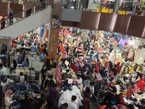 Mal di Sidoarjo Dijubeli Pengunjung Saat Malam Hari Jelang Lebaran