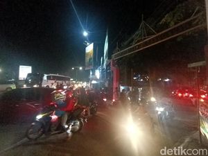 Ratusan Kendaraan Terpaksa Putar Balik Akibat Penyekatan di Karawang Kota
