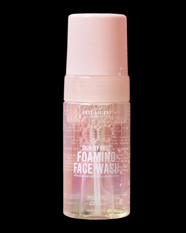 Rose All Day Foaming Face Wash memiliki busa yang lembut dan efektif membersihkan kotoran /roseallday.co