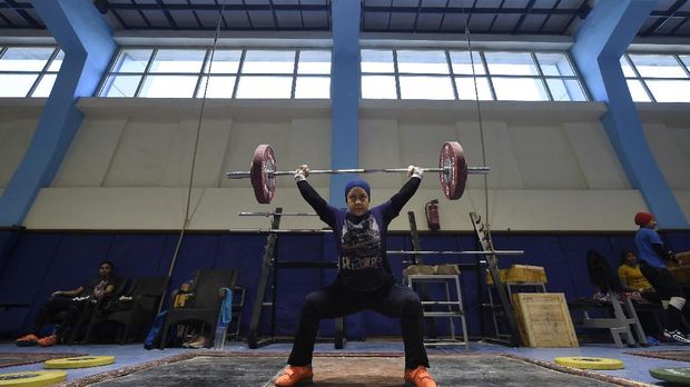 Egyptian female weightlifter Sara Samir, known in competitions as Sara Ahmed, 20, takes part in a training session at the Maadi Olympic centre in Cairo on April 18, 2018. - When weightlifter Samir became the first Egyptian female to win an Olympic medal on stage in 2016, the impact boosted female participation in Egyptian weightlifting championships. (Photo by KHALED DESOUKI / AFP)