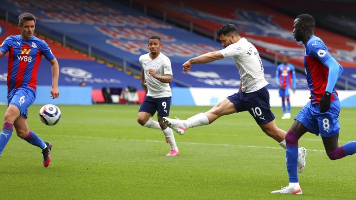 Manchester Citys Sergio Aguero, second right, scores his teams first goal during the English Premier League soccer match between Crystal Palace and Manchester City at Selhurst Park in London, England, Saturday, May 1, 2021. (AP Photo/Catherine Ivill/Pool)