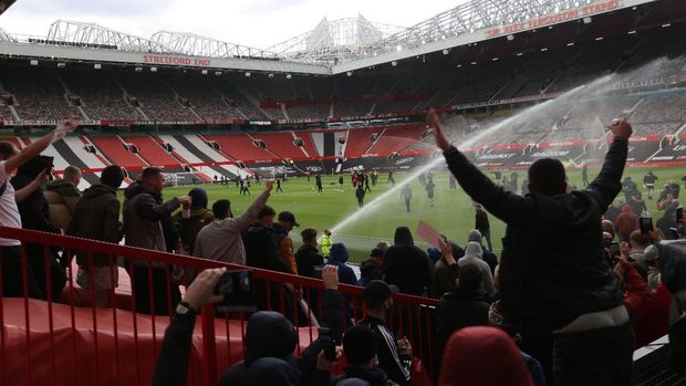 Soccer Football - Manchester United fans protest against their owners before the Manchester United v Liverpool Premier League match - Manchester, Britain - May 2, 2021 Manchester United fans on the pitch in protest against their owners before the match Action Images via REUTERS/Carl Recine     TPX IMAGES OF THE DAY