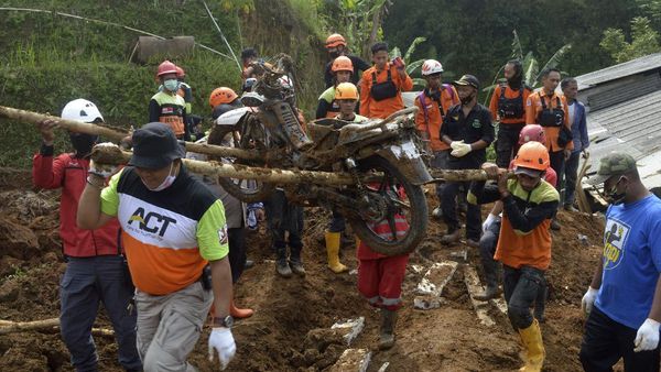 Longsor Terjang Desa Giinanjar Sukabumi