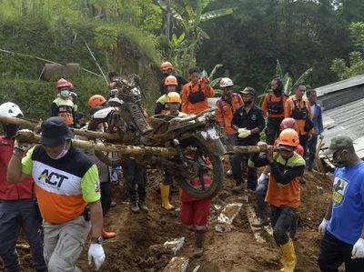 Longsor Terjang Desa Giinanjar Sukabumi